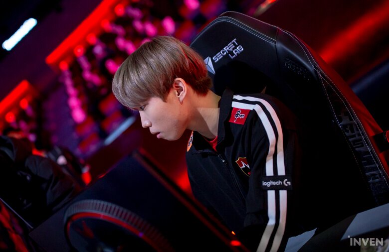 NS轻取FPX，Zeus操刀奇招英雄翻盘四强赛2:0（成都）