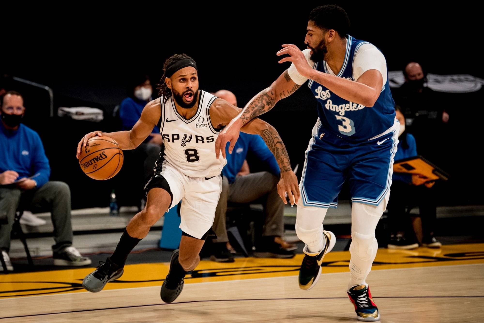 新疆队横扫马刺，浓眉哥扛起全队的简单介绍